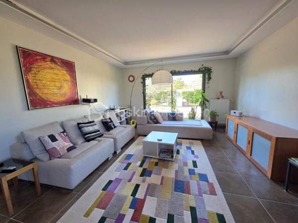 Sur les hauteurs de Tournefeuille dans un quartier résidentiel au CALME, j'ai le plaisir de vous présenter en exclusivité cette superbe maison familiale de 204 m² de PLAIN PIED construite en 2013 en HAUTE PERFORMANCE ENERGETIQUE. Très fonctionnelle, elle offre une belle entrée avec rangement, une cuisine toute équipée ouverte sur la pièce de vie très lumineuse qui permet d'accéder à la terrasse couverte. Une première partie pour les invités (ou un parent) avec une chambre et sa propre salle d'eau et un toilette séparé. A l'opposé, l'autre partie nuit propose une suite parentale avec dressing, salle d'eau et toilette. A cela s'ajoute 4 grandes chambres avec rangements, un espace bureau, une salle de bain avec toilette. La buanderie et le garage de 40 m² viennent optimiser l'agencement. 
Toute la maison est orientée vers la piscine et son jardin arboré à l'abri des regards afin de profiter pleinement de l'extérieur dès les beaux jours.
Confort de vie : 5 chambres (12 à 21 m²) , 1 espace bureau (ou salle de jeux), 2 salles d'eau, 1 salle de bain, 3 WC, buanderie, garage avec rochelle.
Prestations de qualité : DPE B, Label BBC (basse consommation), climatisation réversible Daïkin (2019) dans l'espace nuit, menuiseries aluminium/bois double vitrage, prise de recharge pour véhicule électrique, chaudière gaz Vaillant, eau chaude sanitaire gaz et solaire, isolation laine minérale, vide sanitaire, conduit existant pour installer un poêle.
École maternelle Les Crayons de Couleur, école primaire Pablo Picasso, collège Léonard de Vinci, lycée Françoise.
Transports : bus 55 et 121, gare Colomiers, RN 125