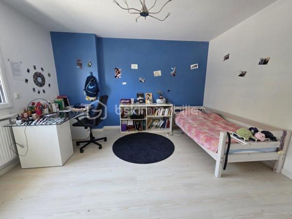 Sur les hauteurs de Tournefeuille dans un quartier résidentiel au CALME, j'ai le plaisir de vous présenter en exclusivité cette superbe maison familiale de 204 m² de PLAIN PIED construite en 2013 en HAUTE PERFORMANCE ENERGETIQUE. Très fonctionnelle, elle offre une belle entrée avec rangement, une cuisine toute équipée ouverte sur la pièce de vie très lumineuse qui permet d'accéder à la terrasse couverte. Une première partie pour les invités (ou un parent) avec une chambre et sa propre salle d'eau et un toilette séparé. A l'opposé, l'autre partie nuit propose une suite parentale avec dressing, salle d'eau et toilette. A cela s'ajoute 4 grandes chambres avec rangements, un espace bureau, une salle de bain avec toilette. La buanderie et le garage de 40 m² viennent optimiser l'agencement. 
Toute la maison est orientée vers la piscine et son jardin arboré à l'abri des regards afin de profiter pleinement de l'extérieur dès les beaux jours.
Confort de vie : 5 chambres (12 à 21 m²) , 1 espace bureau (ou salle de jeux), 2 salles d'eau, 1 salle de bain, 3 WC, buanderie, garage avec rochelle.
Prestations de qualité : DPE B, Label BBC (basse consommation), climatisation réversible Daïkin (2019) dans l'espace nuit, menuiseries aluminium/bois double vitrage, prise de recharge pour véhicule électrique, chaudière gaz Vaillant, eau chaude sanitaire gaz et solaire, isolation laine minérale, vide sanitaire, conduit existant pour installer un poêle.
École maternelle Les Crayons de Couleur, école primaire Pablo Picasso, collège Léonard de Vinci, lycée Françoise.
Transports : bus 55 et 121, gare Colomiers, RN 125