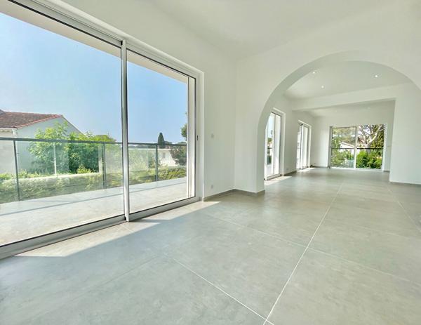 ST RAPHAEL (BOULOURIS) DERNIER ETAGE T3 80m² ROOFTOP 100m² - 600M DE LA MER