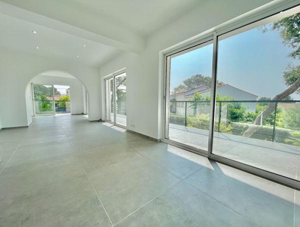 ST RAPHAEL (BOULOURIS) DERNIER ETAGE T3 80m² ROOFTOP 100m² - 600M DE LA MER