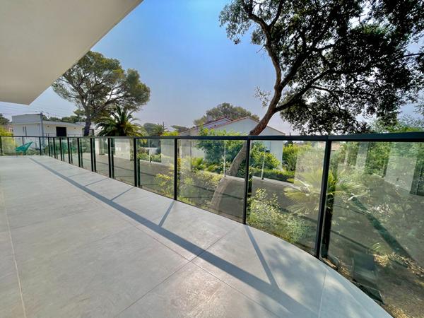 ST RAPHAEL (BOULOURIS) DERNIER ETAGE T3 80m² ROOFTOP 100m² - 600M DE LA MER