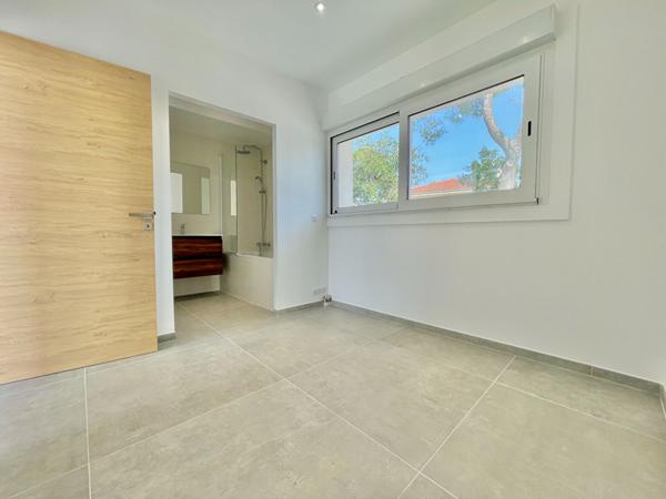 ST RAPHAEL (BOULOURIS) DERNIER ETAGE T3 80m² ROOFTOP 100m² - 600M DE LA MER