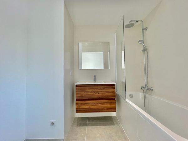 ST RAPHAEL (BOULOURIS) DERNIER ETAGE T3 80m² ROOFTOP 100m² - 600M DE LA MER