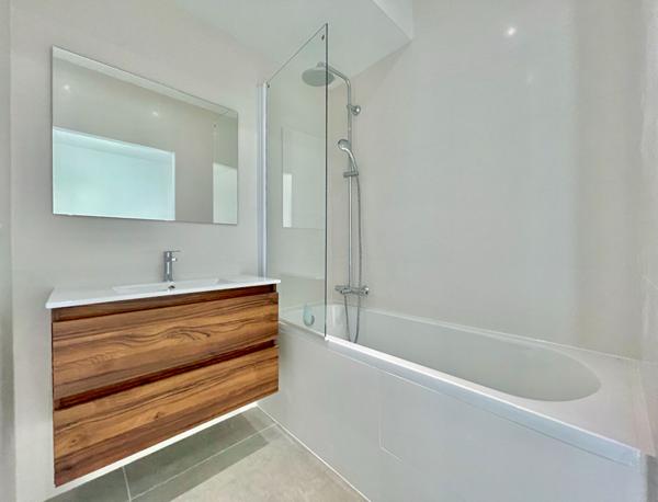 ST RAPHAEL (BOULOURIS) DERNIER ETAGE T3 80m² ROOFTOP 100m² - 600M DE LA MER