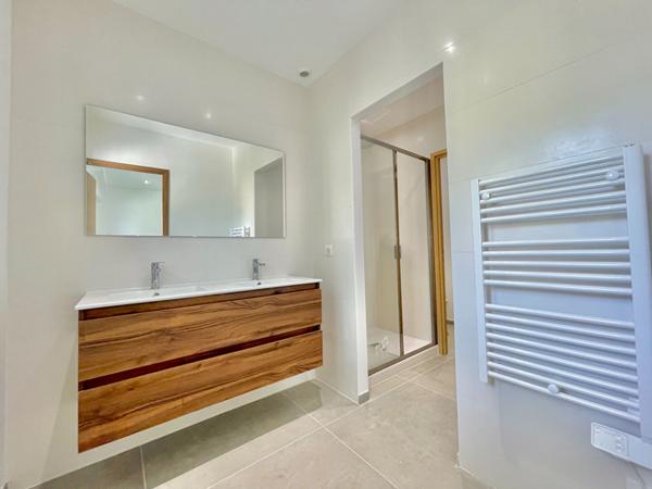 ST RAPHAEL (BOULOURIS) DERNIER ETAGE T3 80m² ROOFTOP 100m² - 600M DE LA MER