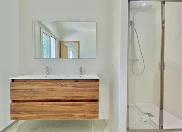 ST RAPHAEL (BOULOURIS) DERNIER ETAGE T3 80m² ROOFTOP 100m² - 600M DE LA MER