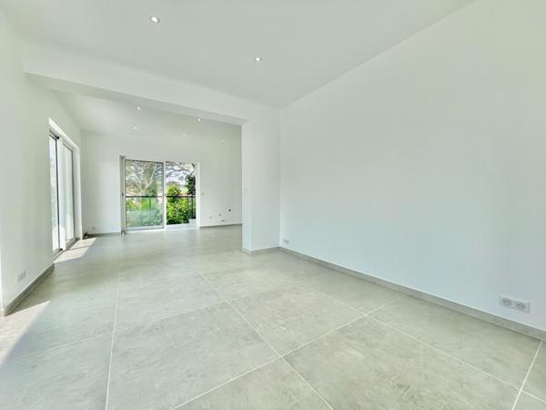 ST RAPHAEL (BOULOURIS) DERNIER ETAGE T3 80m² ROOFTOP 100m² - 600M DE LA MER