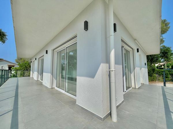 ST RAPHAEL (BOULOURIS) DERNIER ETAGE T3 80m² ROOFTOP 100m² - 600M DE LA MER