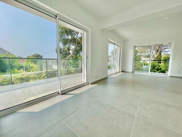 ST RAPHAEL (BOULOURIS) DERNIER ETAGE T3 80m² ROOFTOP 100m² - 600M DE LA MER