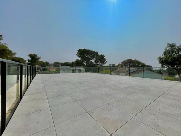 ST RAPHAEL (BOULOURIS) DERNIER ETAGE T3 80m² ROOFTOP 100m² - 600M DE LA MER