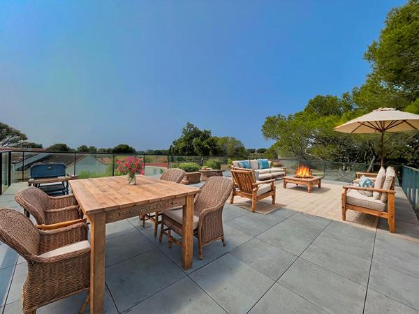 ST RAPHAEL (BOULOURIS) DERNIER ETAGE T3 80m² ROOFTOP 100m² - 600M DE LA MER