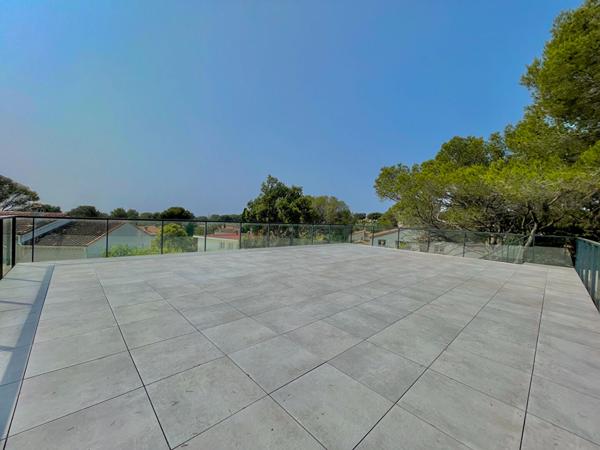 ST RAPHAEL (BOULOURIS) DERNIER ETAGE T3 80m² ROOFTOP 100m² - 600M DE LA MER