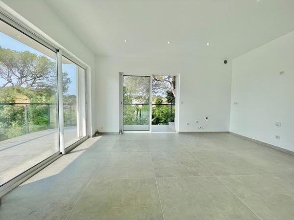 ST RAPHAEL (BOULOURIS) DERNIER ETAGE T3 80m² ROOFTOP 100m² - 600M DE LA MER