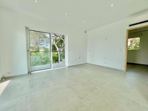 ST RAPHAEL (BOULOURIS) DERNIER ETAGE T3 80m² ROOFTOP 100m² - 600M DE LA MER