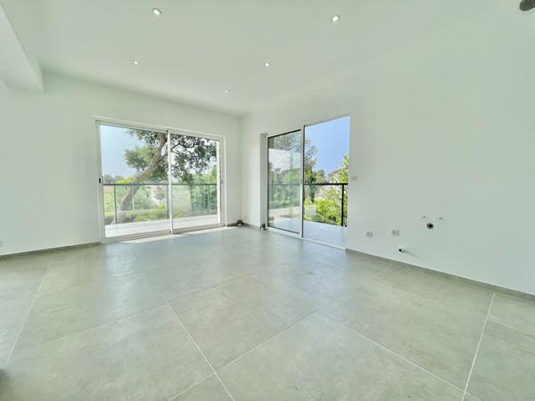 ST RAPHAEL (BOULOURIS) DERNIER ETAGE T3 80m² ROOFTOP 100m² - 600M DE LA MER