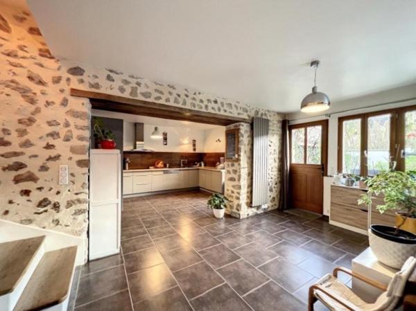 Vaste maison en pierre restaurée en centre ville