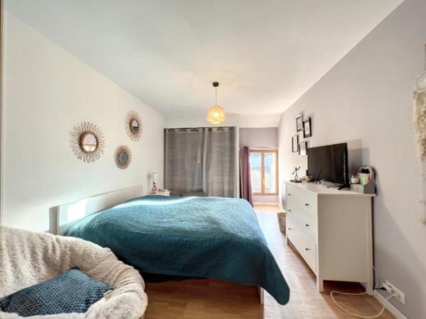 Vaste maison en pierre restaurée en centre ville