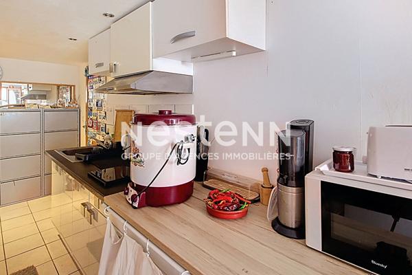 A VENDRE ! Un immeuble rénové de 122 m² avec trois appartements