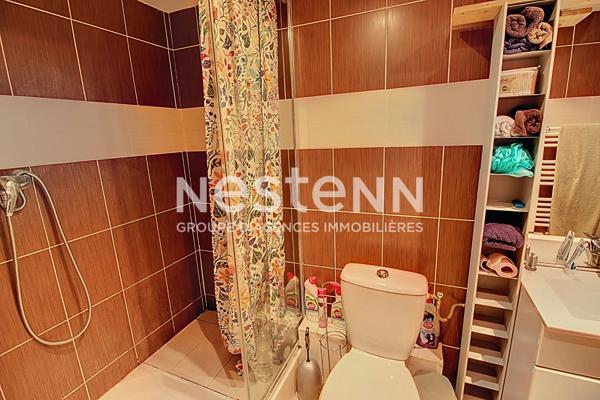 A VENDRE ! Un immeuble rénové de 122 m² avec trois appartements