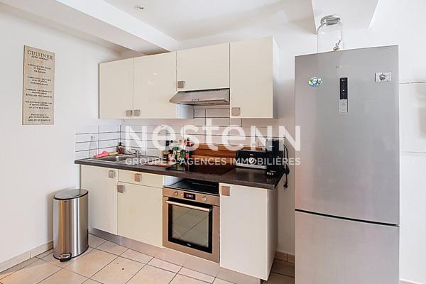 A VENDRE ! Un immeuble rénové de 122 m² avec trois appartements