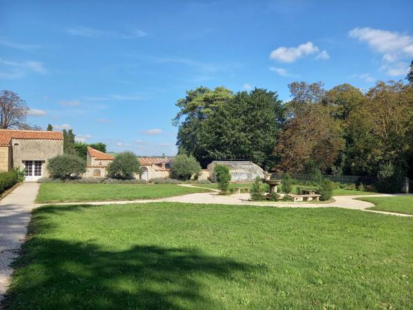 Fontenay-le-Comte, Manoir 7 Chambres -  363 m² à vendre