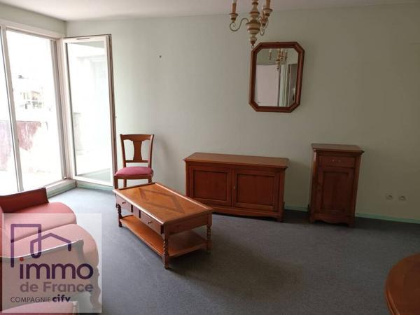 CALUIRE Saint Clair Limite VILLEURBANNEF2 de 42,45 m² + Balcon. 7éme et dernier étage, ascenseur  vendu avec un parking s/sol.