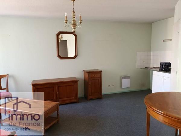 CALUIRE Saint Clair Limite VILLEURBANNEF2 de 42,45 m² + Balcon. 7éme et dernier étage, ascenseur  vendu avec un parking s/sol.