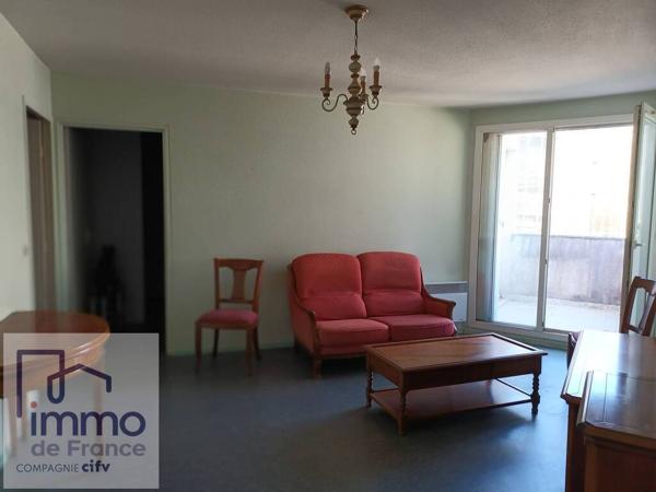 CALUIRE Saint Clair Limite VILLEURBANNEF2 de 42,45 m² + Balcon. 7éme et dernier étage, ascenseur  vendu avec un parking s/sol.