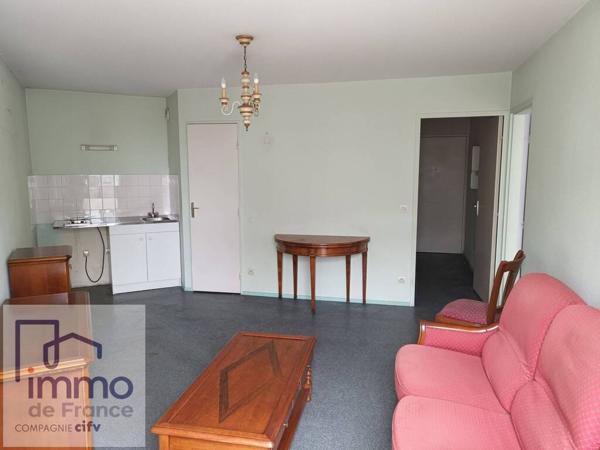 CALUIRE Saint Clair Limite VILLEURBANNEF2 de 42,45 m² + Balcon. 7éme et dernier étage, ascenseur  vendu avec un parking s/sol.