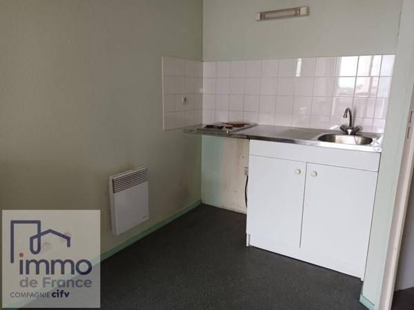 CALUIRE Saint Clair Limite VILLEURBANNEF2 de 42,45 m² + Balcon. 7éme et dernier étage, ascenseur  vendu avec un parking s/sol.