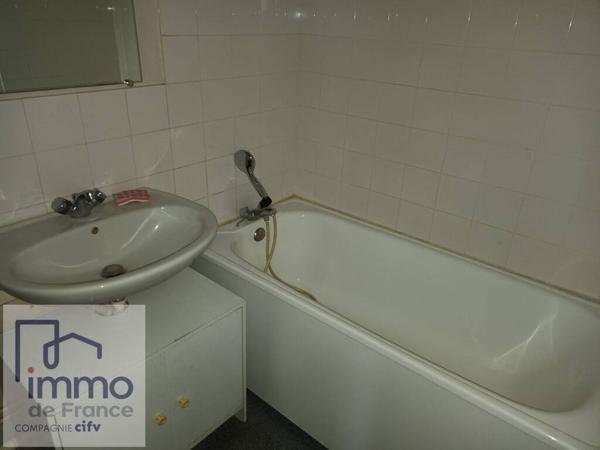 CALUIRE Saint Clair Limite VILLEURBANNEF2 de 42,45 m² + Balcon. 7éme et dernier étage, ascenseur  vendu avec un parking s/sol.