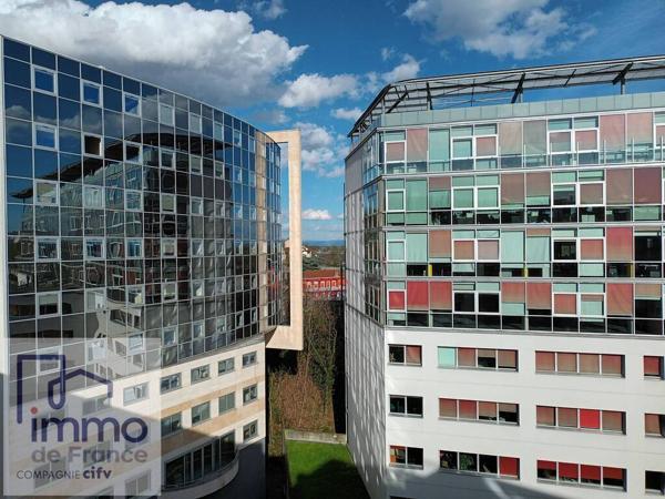 CALUIRE Saint Clair Limite VILLEURBANNEF2 de 42,45 m² + Balcon. 7éme et dernier étage, ascenseur  vendu avec un parking s/sol.