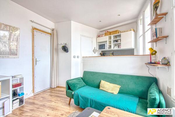 Versailles Notre-Dame Appartement 2 pièces de 23.72 m² carrez situé au 2ème étage avec cave et grenier €209 000 ** - Référence 27153