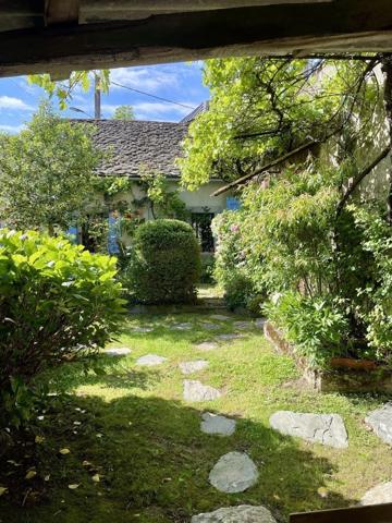 Maison de charme avec dépendances et grand terrain.