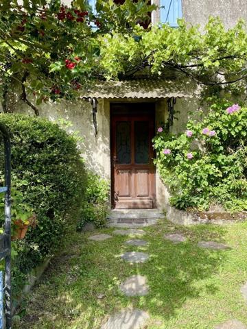 Maison de charme avec dépendances et grand terrain.