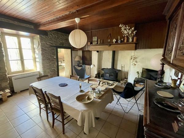 Maison de charme avec dépendances et grand terrain.