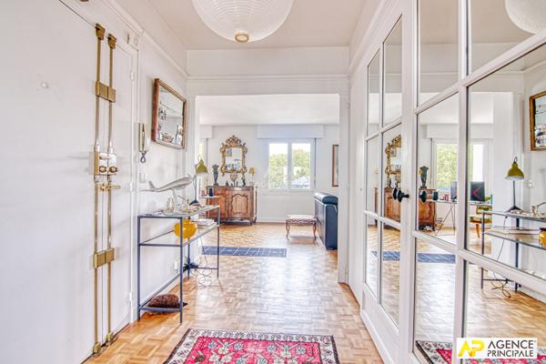 Versailles Notre-Dame Boulevard de la Reine Appartement 5 pièces 103 m² situé au 5ème et dernier étage avec ascenseur, cave et parking en sous-sol €795 000 ** - Référence 25906