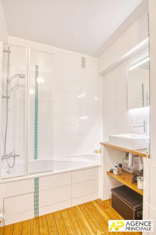 Versailles Notre-Dame Boulevard de la Reine Appartement 5 pièces 103 m² situé au 5ème et dernier étage avec ascenseur, cave et parking en sous-sol €795 000 ** - Référence 25906