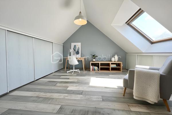 À proximité des commerces, des écoles et des transports, découvrez cette maison familiale de 117 m² au sol (90 m² habitable), implantée sur une parcelle d'environ 210 m².
Lumineuse grâce à sa double exposition Est/Ouest, la maison offre un séjour d'environ 25 m² ouvert sur le jardin, une cuisine ainsi qu'un garage de 17 m² aménagé en buanderie. Une cave à vin enterrée complète ce niveau.
Le premier étage dessert trois chambres dont une avec balcon, une salle de bains et un WC séparé. Vous trouverez 2 chambres supplémentaires dans les combles aménagées.
Un véhicule peut être stationné devant le garage.

Confortable au quotidien, la maison bénéficie d'équipements performants avec une pompe à chaleur air/eau, et un chauffe-eau thermodynamique.

Situation idéale pour une famille : collège Marcel Pagnol à 200 m, lycée Edmond Rostand à 550 m, écoles accessibles à pied et commerces à proximité immédiate. Les gares de Saint-Ouen-l'Aumône Église (ligne J) et de Saint-Ouen-l'Aumône (lignes C et H) sont accessibles en moins de 15 minutes à pied.
DPE D / GES B. Une maison familiale offrant cinq chambres, de beaux espaces complémentaires et des équipements énergétiques récents.