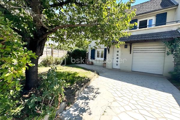 À proximité des commerces, des écoles et des transports, découvrez cette maison familiale de 117 m² au sol (90 m² habitable), implantée sur une parcelle d'environ 210 m².
Lumineuse grâce à sa double exposition Est/Ouest, la maison offre un séjour d'environ 25 m² ouvert sur le jardin, une cuisine ainsi qu'un garage de 17 m² aménagé en buanderie. Une cave à vin enterrée complète ce niveau.
Le premier étage dessert trois chambres dont une avec balcon, une salle de bains et un WC séparé. Vous trouverez 2 chambres supplémentaires dans les combles aménagées.
Un véhicule peut être stationné devant le garage.

Confortable au quotidien, la maison bénéficie d'équipements performants avec une pompe à chaleur air/eau, et un chauffe-eau thermodynamique.

Situation idéale pour une famille : collège Marcel Pagnol à 200 m, lycée Edmond Rostand à 550 m, écoles accessibles à pied et commerces à proximité immédiate. Les gares de Saint-Ouen-l'Aumône Église (ligne J) et de Saint-Ouen-l'Aumône (lignes C et H) sont accessibles en moins de 15 minutes à pied.
DPE D / GES B. Une maison familiale offrant cinq chambres, de beaux espaces complémentaires et des équipements énergétiques récents.