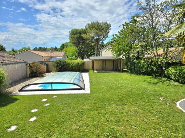 Maison traditionnelle périgourdine, type 9, double garage, piscine couverte, sur un terrain de 1102 m²