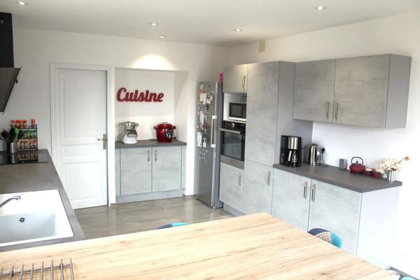 Maison traditionnelle périgourdine, type 9, double garage, piscine couverte, sur un terrain de 1102 m²