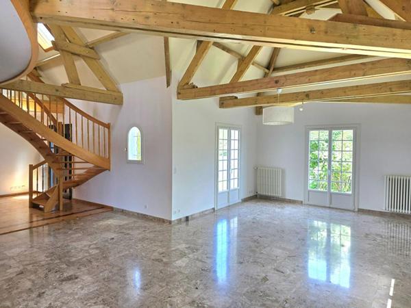 Maison traditionnelle périgourdine, type 9, double garage, piscine couverte, sur un terrain de 1102 m²