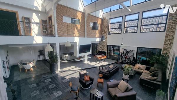 FOUGERES CENTRE  loft  d'exception comprenant :
- Au rez-de-chaussée : Vaste entrée, salon/séj...