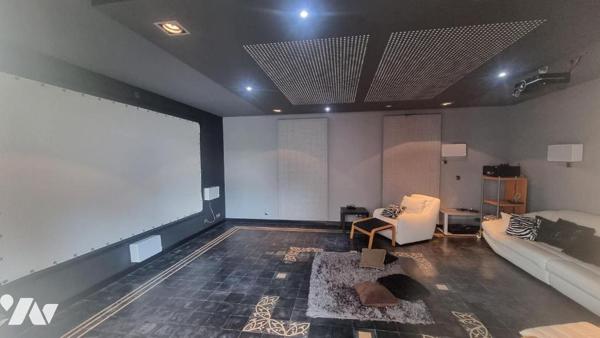 FOUGERES CENTRE  loft  d'exception comprenant :
- Au rez-de-chaussée : Vaste entrée, salon/séj...