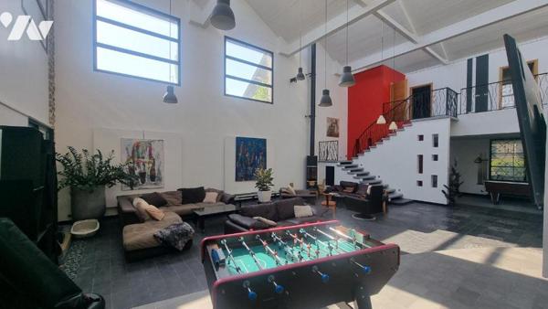 FOUGERES CENTRE  loft  d'exception comprenant :
- Au rez-de-chaussée : Vaste entrée, salon/séj...