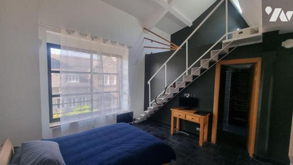 FOUGERES CENTRE  loft  d'exception comprenant :
- Au rez-de-chaussée : Vaste entrée, salon/séj...