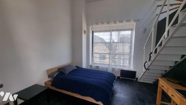 FOUGERES CENTRE  loft  d'exception comprenant :
- Au rez-de-chaussée : Vaste entrée, salon/séj...