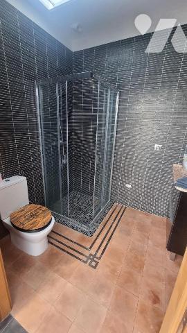 FOUGERES CENTRE  loft  d'exception comprenant :
- Au rez-de-chaussée : Vaste entrée, salon/séj...