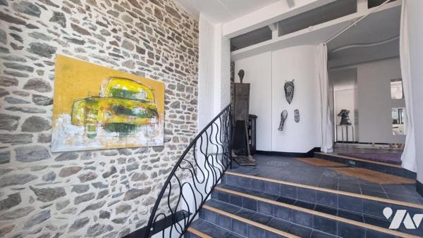 FOUGERES CENTRE  loft  d'exception comprenant :
- Au rez-de-chaussée : Vaste entrée, salon/séj...